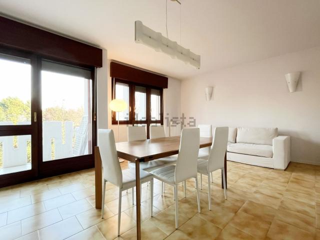 Appartamento in affitto di 93 m² in Via delle Azalee