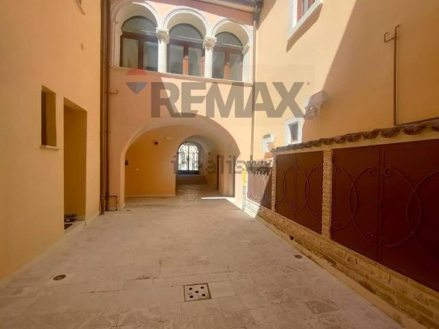 Appartamento in affitto di 90 m² in Via Buccio di Ranallo, 96