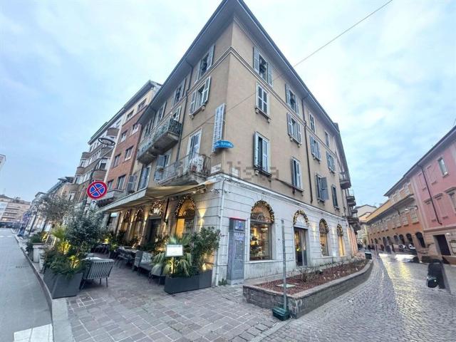 Appartamento in affitto di 90 m² in Via Cortelonga, 1