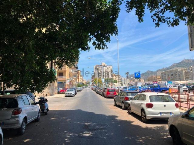 Appartamento in affitto di 91 m² in Via Umberto Giordano, 8