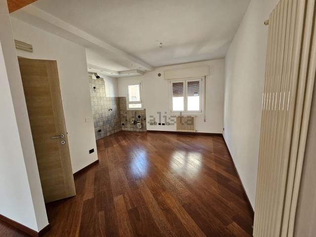 Appartamento in affitto di 94 m² in Via Carlo Stuparich