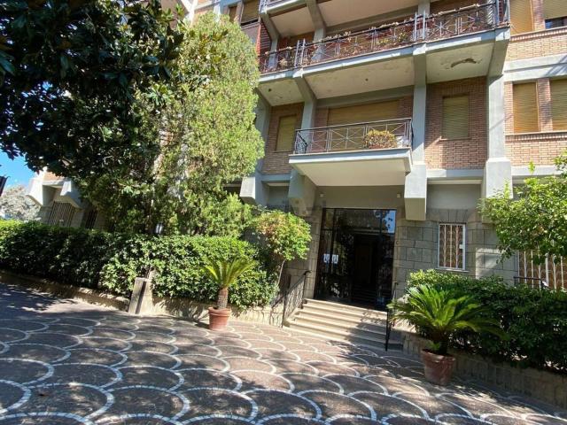Appartamento in affitto di 94 m² in Via Luigi Lilio