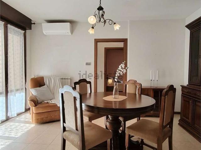 Appartamento in affitto di 95 m² in Via Comi Antonio, 16