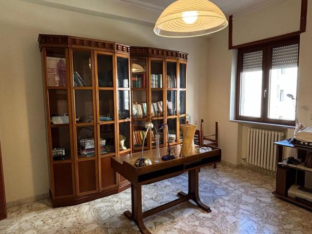 Appartamento in affitto di 95 m² in Via Medaglie d&apos Oro, 21