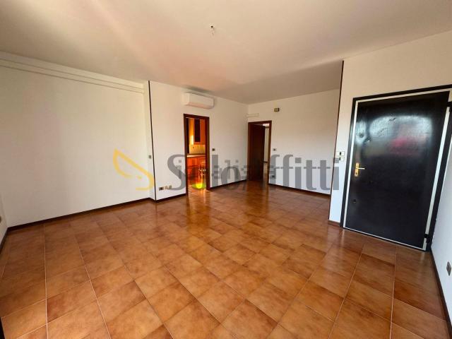 Appartamento in affitto di 96 m² in Via Emilia Ponente, 250