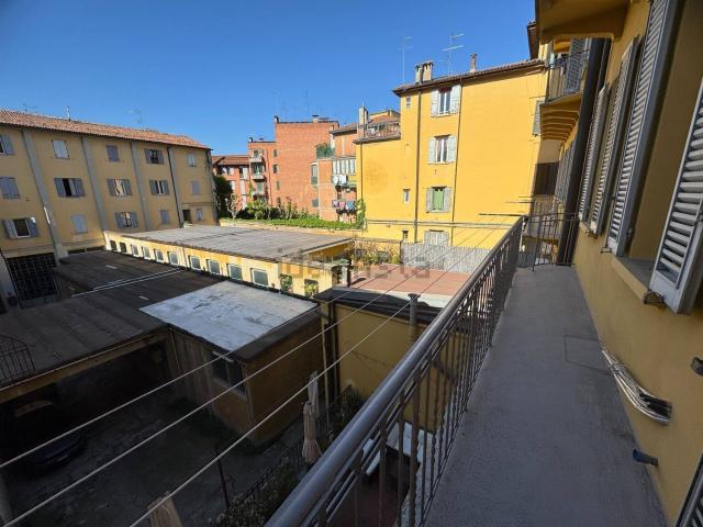 Appartamento in affitto di 96 m² in Via San Felice, 118