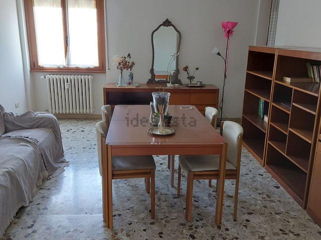 Appartamento in affitto di 98 m² in Piazza Tirana, 12