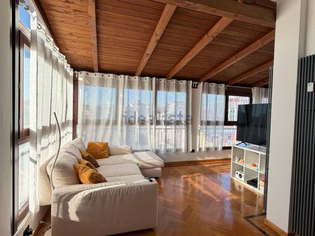 Appartamento in affitto di 98 m² in Via della Commenda, 31
