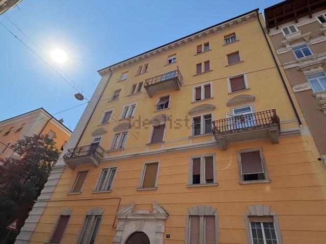 Appartamento in affitto di 98 m² in Via Petronio, 11