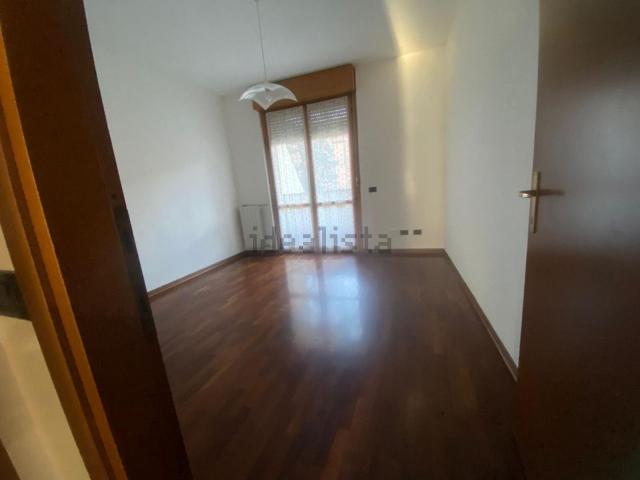 Appartamento in affitto di 100 m² in Via Flora, 48