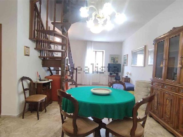 Appartamento in affitto di 100 m² in Via Scrima