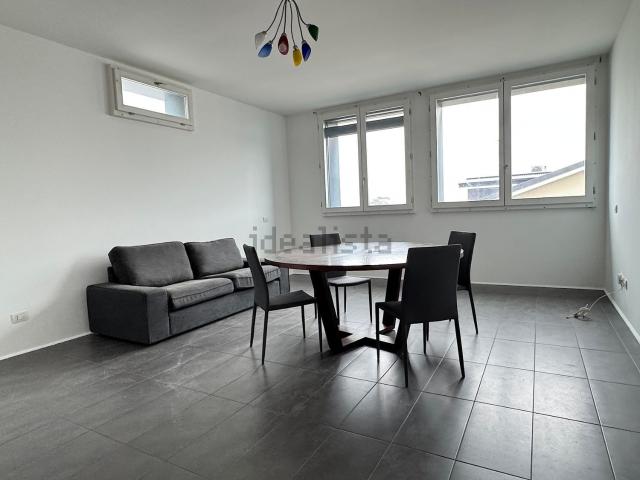 Appartamento in affitto di 100 m² in Via Passo Pordoi, 7