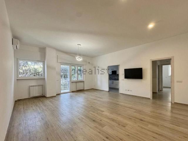 Appartamento in affitto di 100 m² in Viale Umberto Tupini, 104