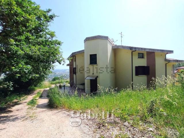 Appartamento in affitto di 100 m² in Contrada Colle Longo