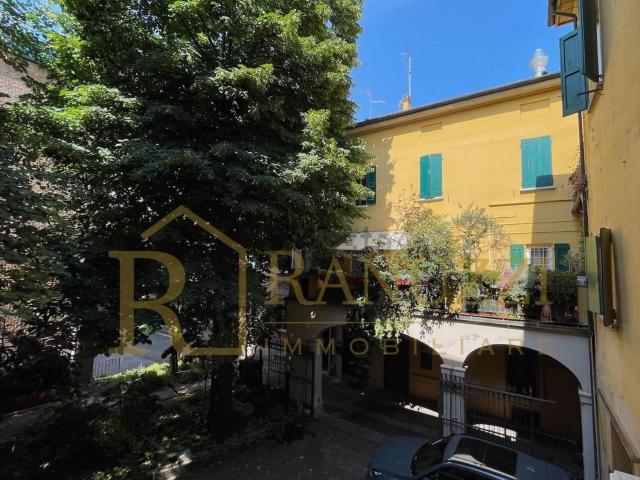 Appartamento in affitto di 102 m² in Via San Felice, 43