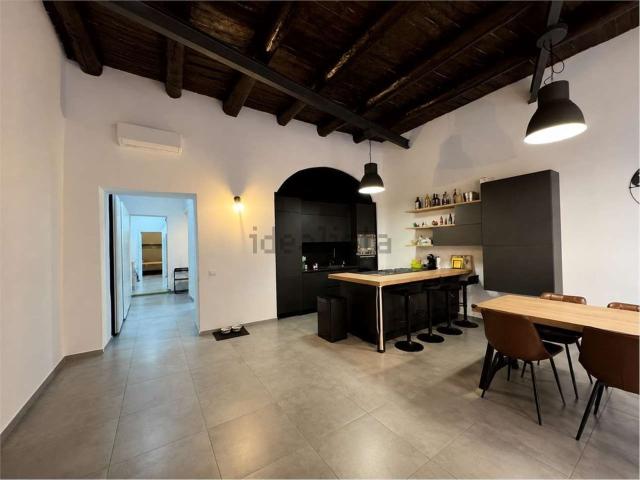 Appartamento in affitto di 105 m² in Via Chiaia, 247