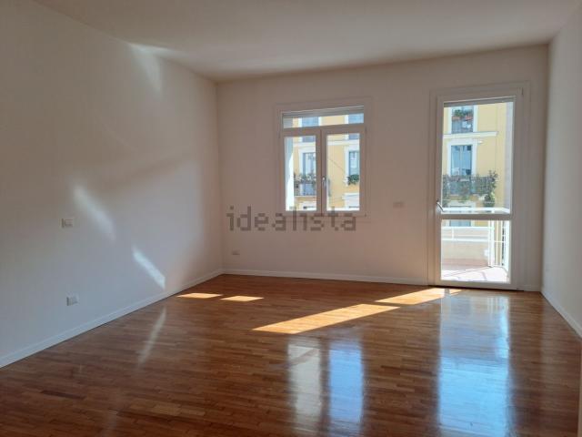 Appartamento in affitto di 105 m² in Via Giovanni Gherardini, 6