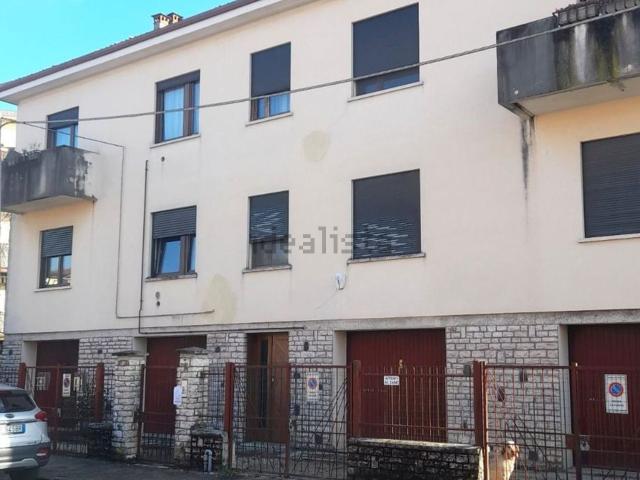 Appartamento in affitto di 107 m² in Via Ugo Foscolo
