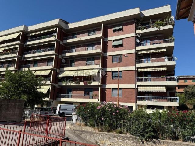 Appartamento in affitto di 108 m² in Via Adriana, 16