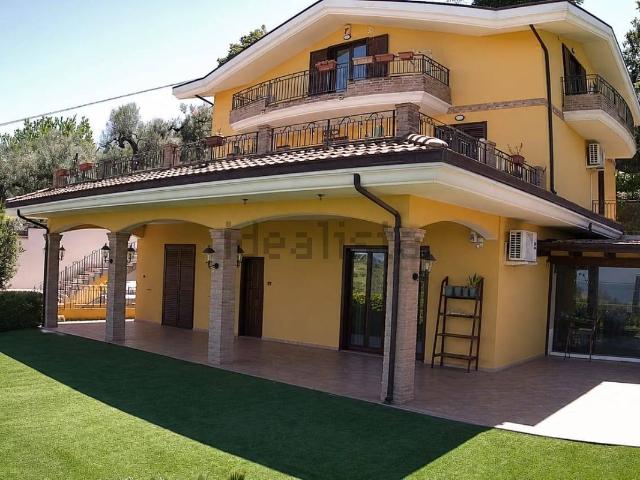 Appartamento in affitto di 110 m² in Via di Sotto