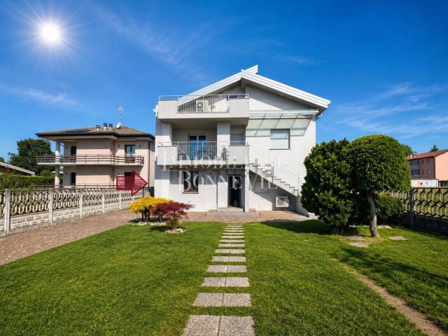 Appartamento in affitto di 110 m² in Via Oltrona
