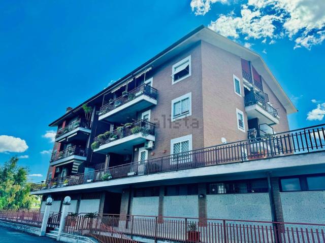Appartamento in affitto di 110 m² in Via Monasterace, 31