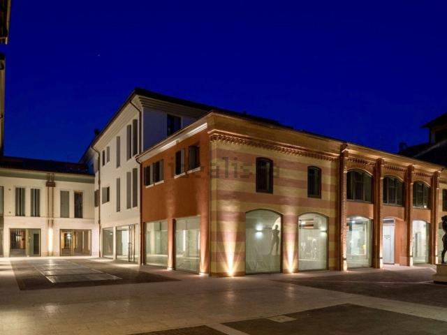 Appartamento in affitto di 110 m² in Via San Pio X, 34