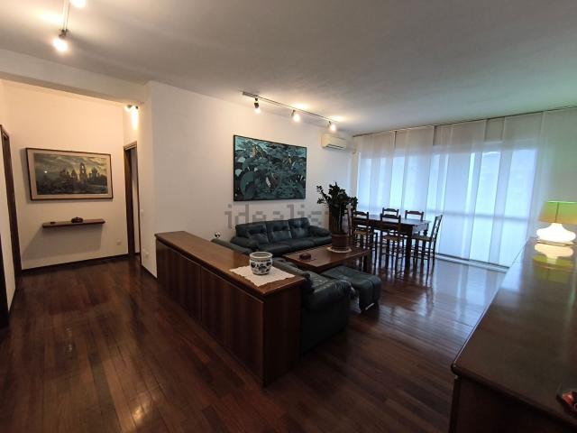 Appartamento in affitto di 110 m² in Via Senigallia, 11