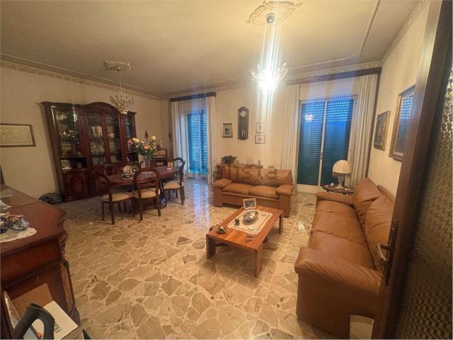 Appartamento in affitto di 110 m² in Via Rosolini, 1