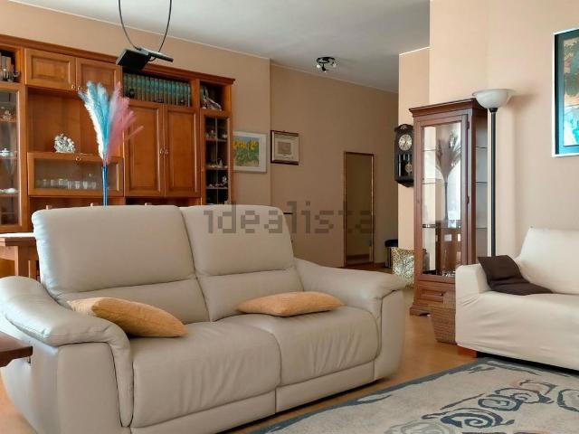 Appartamento in affitto di 110 m² in Via Vittorio Veneto, 13