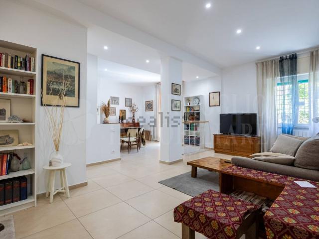 Appartamento in affitto di 110 m² in Viale del Lido, 56