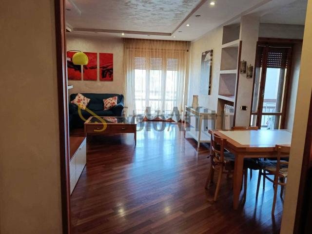 Appartamento in affitto di 110 m² in Viale Parigi, 11