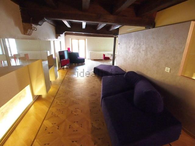 Appartamento in affitto di 111 m² in Via Leoni