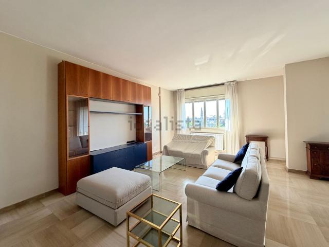 Appartamento in affitto di 111 m² in Viale Ciro Menotti, 68