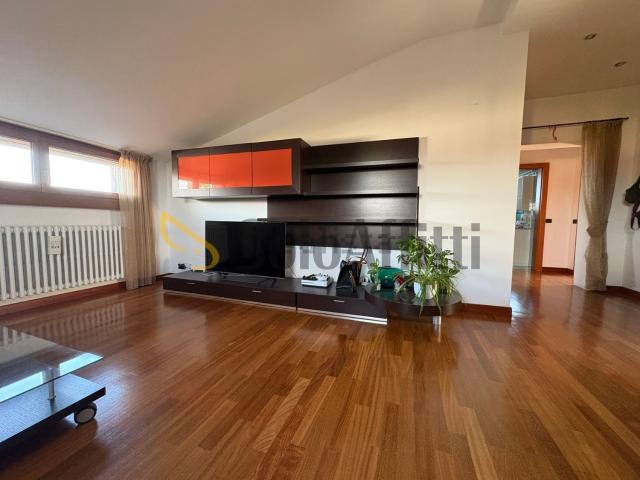 Appartamento in affitto di 112 m² in Via Edmondo de Amicis, 33
