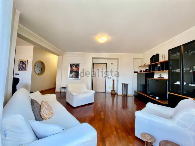 Appartamento in affitto di 112 m² in Viale Alcide De Gasperi, 165