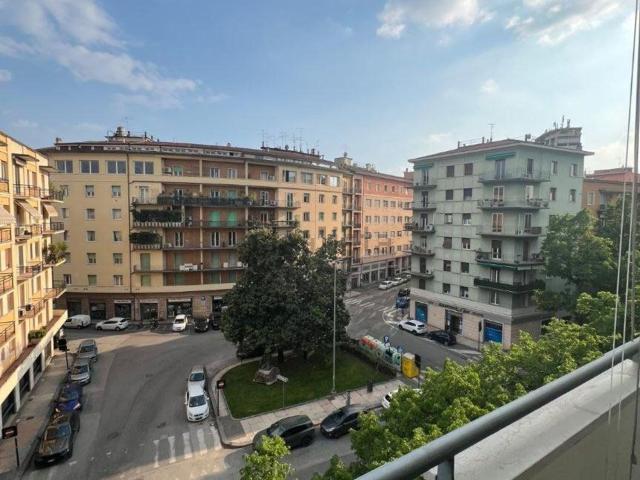 Appartamento in affitto di 114 m² in Via della Valverde, 32