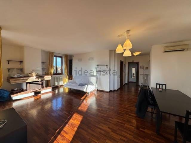 Appartamento in affitto di 115 m² in Via Moruzzi