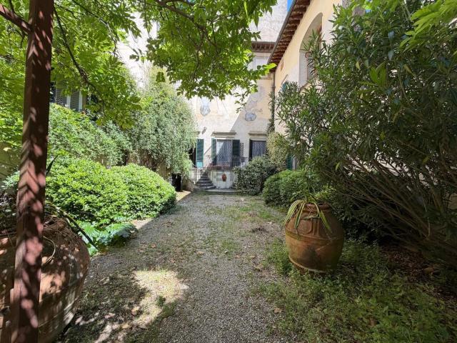 Appartamento in affitto di 115 m² in Via Vicchio e Paterno, 10