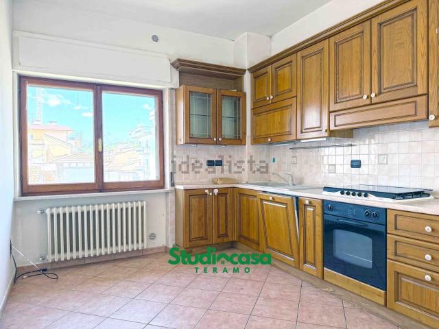 Appartamento in affitto di 115 m² in Viale Francesco Crucioli, 141
