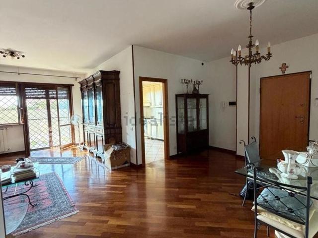 Appartamento in affitto di 118 m² in Via Cassia, 1700
