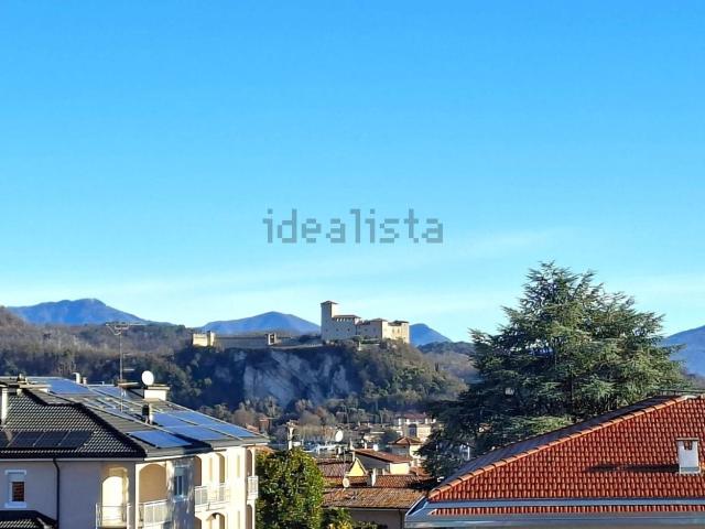 Appartamento in affitto di 120 m² in Via Martiri della Libertà