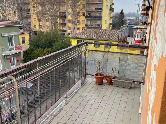 Appartamento in affitto di 120 m² in Via Alceste de Ambris