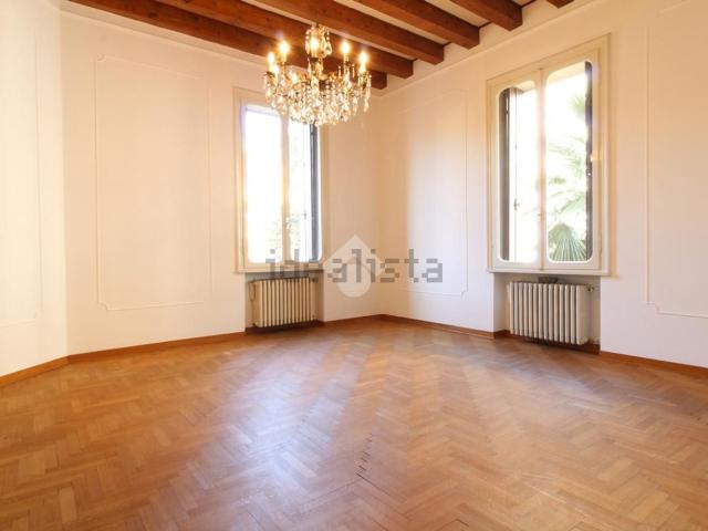 Appartamento in affitto di 120 m² in Via G. Medici, 82