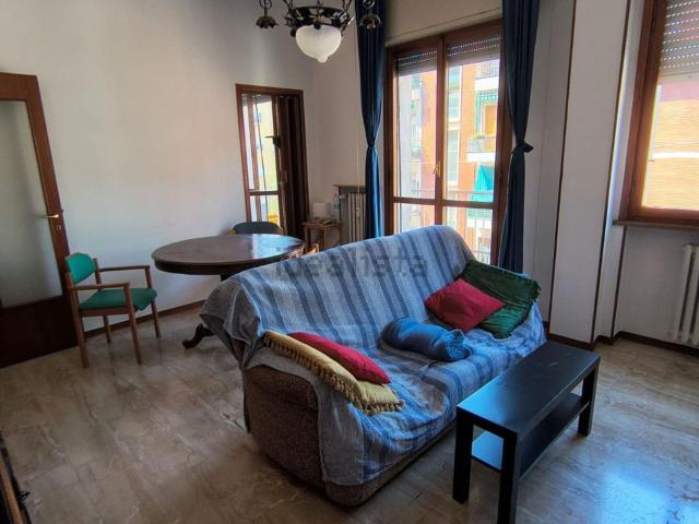 Appartamento in affitto di 120 m² in Via M. Valenti, 7