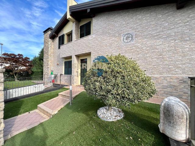 Appartamento in affitto di 120 m² in Via Monte Bianco
