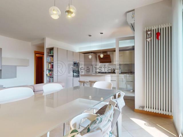 Appartamento in affitto di 120 m² in Via Ugo Foscolo, 9