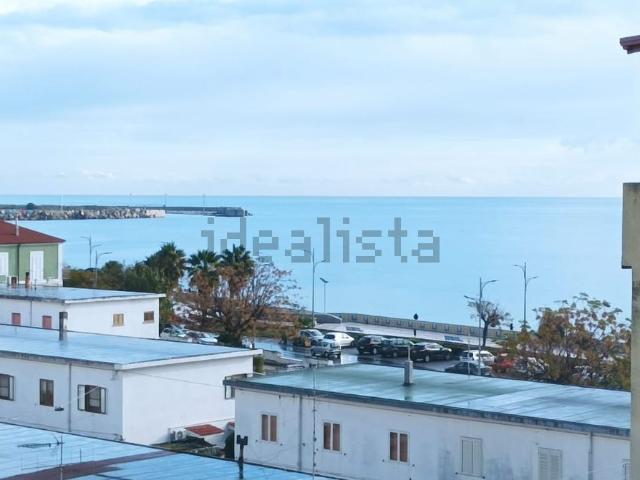 Appartamento in affitto di 120 m² in Viale Crotone, 3