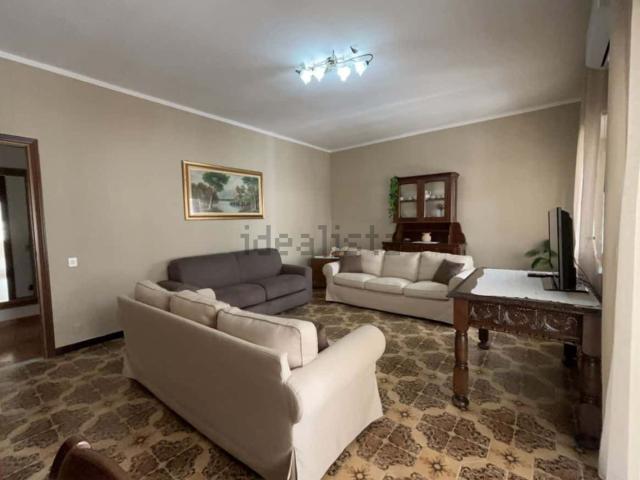 Appartamento in affitto di 121 m² in Via Spasari, 49