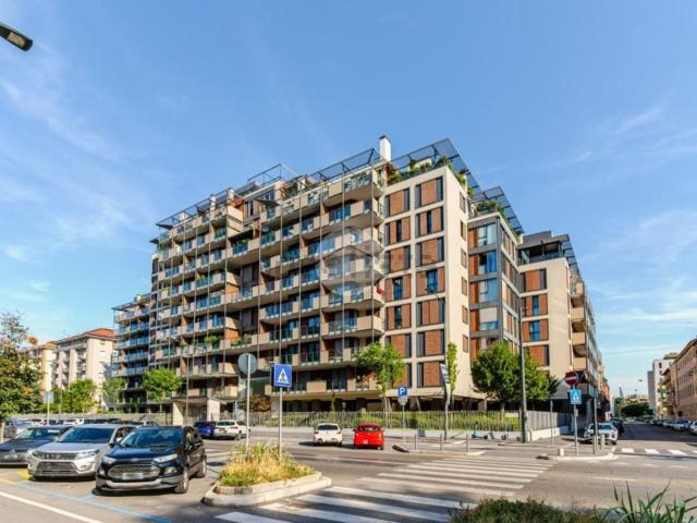 Appartamento in affitto di 122 m² in Viale Legioni Romane, 27